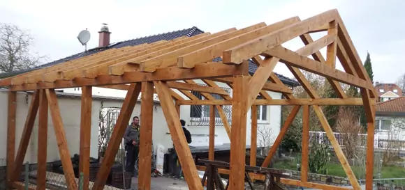 Rohkonstruktion aus Holz eines im Bau befindlichen Hauses