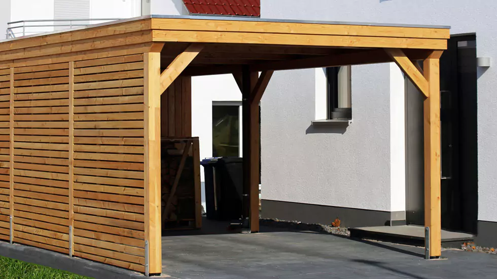 Carport aus hellen Hoolzlatten und Balken